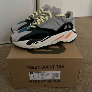 YEEZY BOOST WAVE RUNNER 700